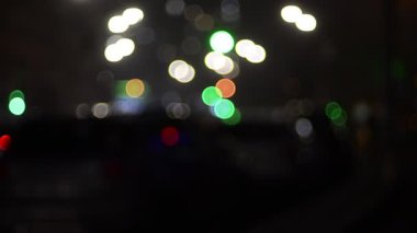 Hareket halindeki trafik ışıklarının odaklanmış görüntüleri