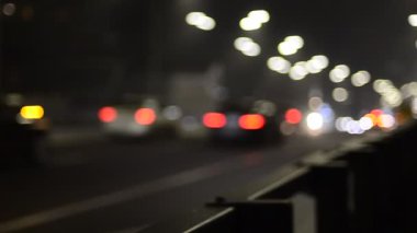 Hareket halindeki trafik ışıklarının odaklanmış görüntüleri