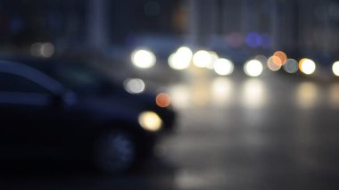 Hareket halindeki trafik ışıklarının odaklanmış görüntüleri