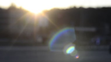 Parlak güneş ışığında hareket halindeki trafiğin odaklanmış görüntüsü