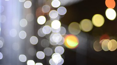 Hareket halindeki trafik ışıklarının odaklanmış görüntüleri