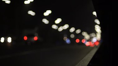 Hareket halindeki trafik ışıklarının odaklanmış görüntüleri