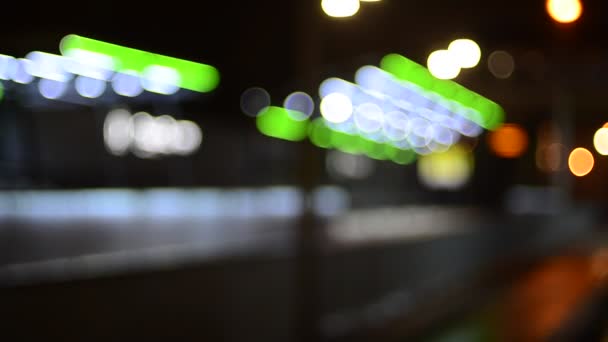 黑暗中照明的有轨电车车站的失焦概览 — 图库视频影像