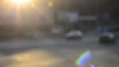 Parlak güneş ışığında hareket halindeki trafiğin odaklanmış görüntüsü