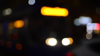 Hareket halindeki trafik ışıklarının odaklanmış görüntüleri