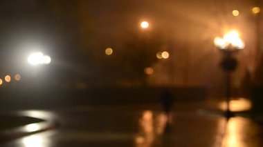 Yürüyen bir insanla odaklanmamış park sahnesi