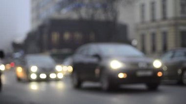 Hareket halindeki trafik ışıklarının odaklanmış görüntüleri