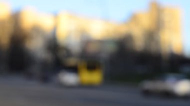 Parlak güneş ışığında hareket halindeki trafiğin odaklanmış görüntüsü