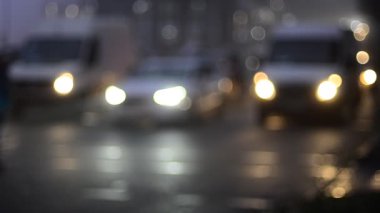 Hareket halindeki trafik ışıklarının odaklanmış görüntüleri