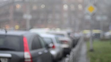 Karanlık çöktüğünde park halindeki ve hareket halindeki arabaların odaklanmış görüntüleri.