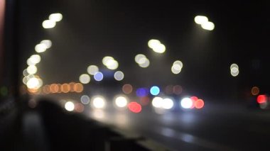 Hareket halindeki trafik ışıklarının odaklanmış görüntüleri