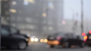 Hareket halindeki trafik ışıklarının odaklanmış görüntüleri