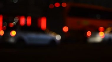 Hareket halindeki trafik ışıklarının odaklanmış görüntüleri