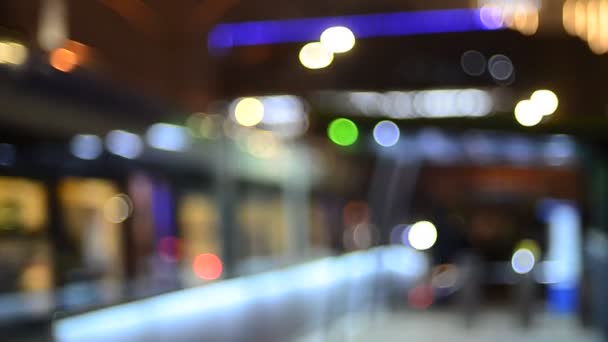 在黑暗中 有轨电车在车站脱焦的镜头 — 图库视频影像