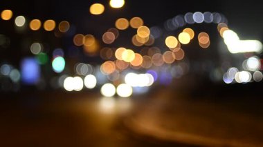 Gece hareket halindeki trafik ışıklarının odaklanmış görüntüleri