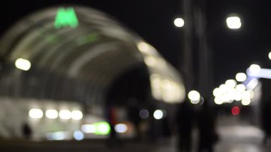 Yürüyen insanlarla metro istasyonunun girişinin odaklanmamış görüntüleri.