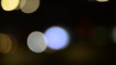 Hareket eden renkli ışıkların gece görüntüleri 