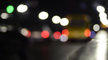 Gece hareket halindeki trafik ışıklarının odaklanmış görüntüleri