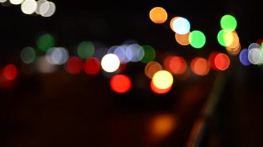 Gece hareket halindeki trafik ışıklarının odaklanmış görüntüleri