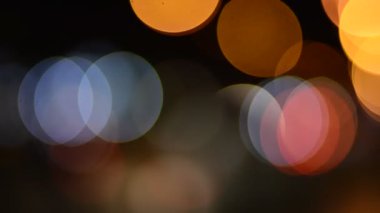 Hareket eden renkli ışıkların gece görüntüleri 
