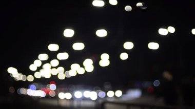 Gece hareket halindeki trafik ışıklarının odaklanmış görüntüleri