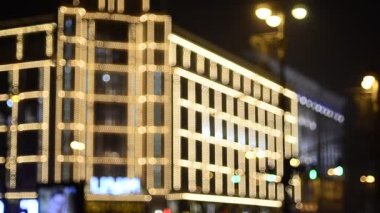 Işığı sönmüş binayla akşam sahnesi