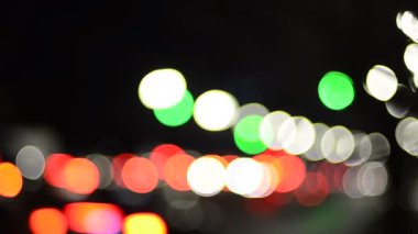 Gece hareket halindeki trafik ışıklarının odaklanmış görüntüleri