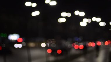 Gece hareket halindeki trafik ışıklarının odaklanmış görüntüleri