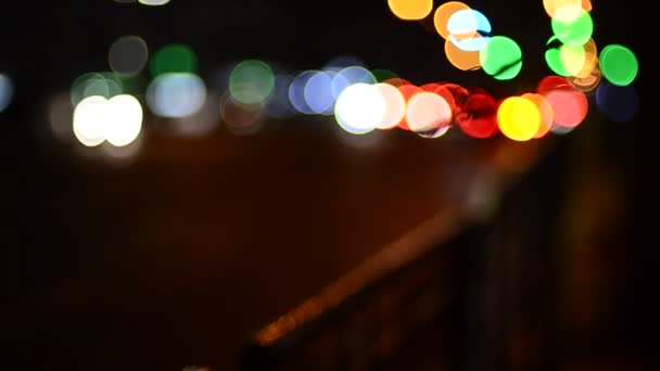 夜间移动交通灯的失焦镜头 — 图库视频影像
