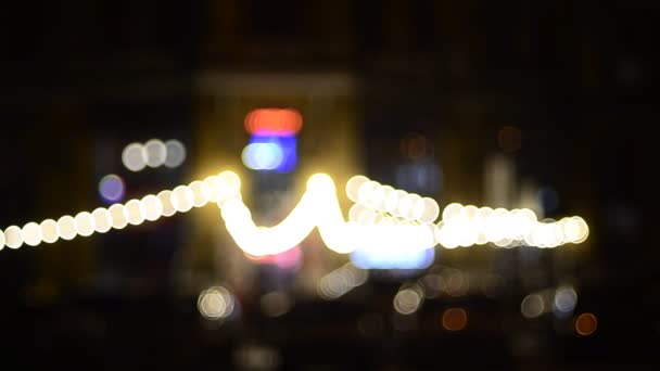 rozostřené záběry pohybujících se semaforů v noci