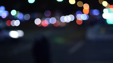 Hareket halindeki trafik ışıklarının odaklanmış görüntüleri