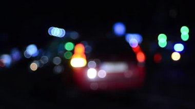 Hareket halindeki trafik ışıklarının odaklanmış görüntüleri