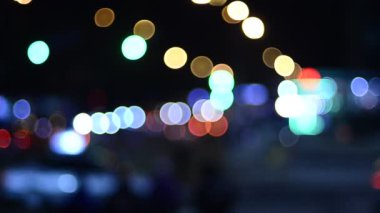 Hareket halindeki trafik ışıklarının odaklanmış görüntüleri