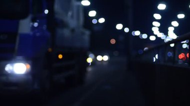 Hareket halindeki trafik ışıklarının odaklanmış görüntüleri