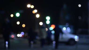 Hareket halindeki trafik ışıklarının odaklanmış görüntüleri