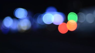 Hareket halindeki trafik ışıklarının odaklanmış görüntüleri