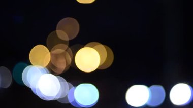 Hareket halindeki trafik ışıklarının odaklanmış görüntüleri