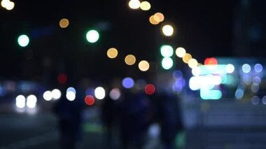 Hareket halindeki trafik ışıklarının odaklanmış görüntüleri