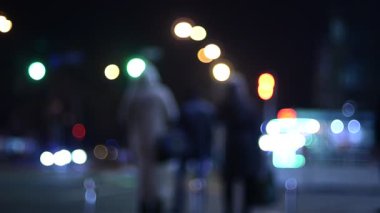 Hareket halindeki trafik ışıklarının odaklanmış görüntüleri