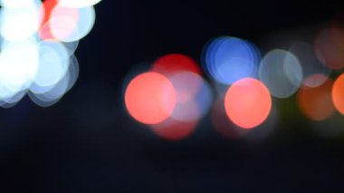 Hareket halindeki trafik ışıklarının odaklanmış görüntüleri