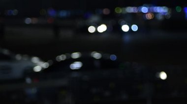 Hareket halindeki trafik ışıklarının odaklanmış görüntüleri