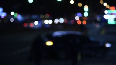 Hareket halindeki trafik ışıklarının odaklanmış görüntüleri