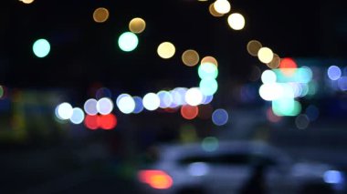 Hareket halindeki trafik ışıklarının odaklanmış görüntüleri