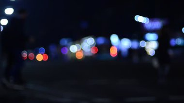 Hareket halindeki trafik ışıklarının odaklanmış görüntüleri