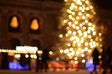 Yanmış köknar ağacının sokaktaki insanlarla olan odaksız görüntüsü