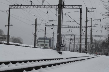 Alacakaranlıkta raylı karlı demiryolu manzarası