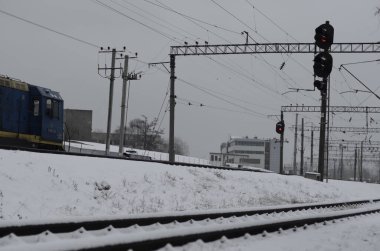 Alacakaranlıkta raylı karlı demiryolu manzarası