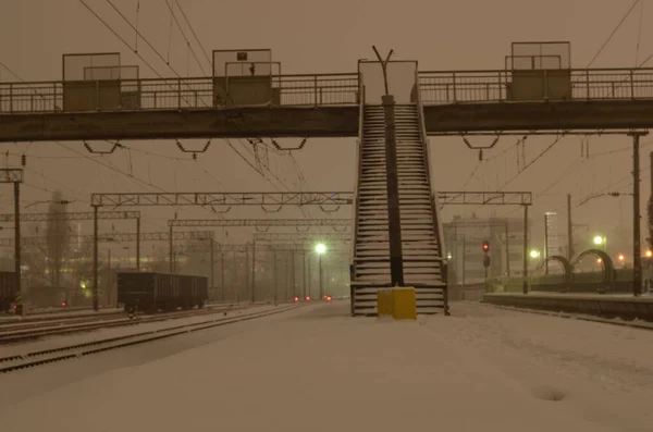 Uitzicht Besneeuwde Spoorwegscene Met Nachts Verlichte Sporen — Stockfoto