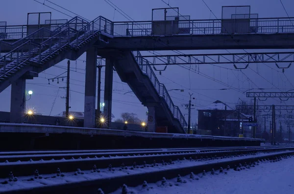 夜景明亮的雪地铁路景致 — 图库照片