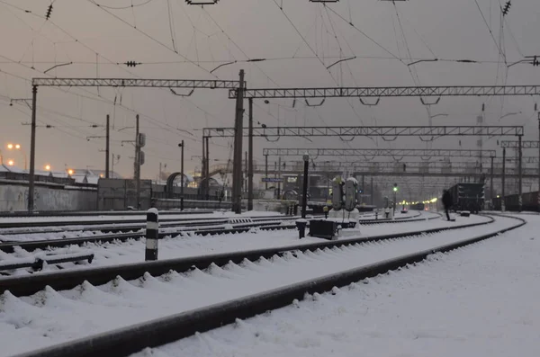 Uitzicht Besneeuwde Spoorweg Scene Met Sporen Bij Schemering — Stockfoto